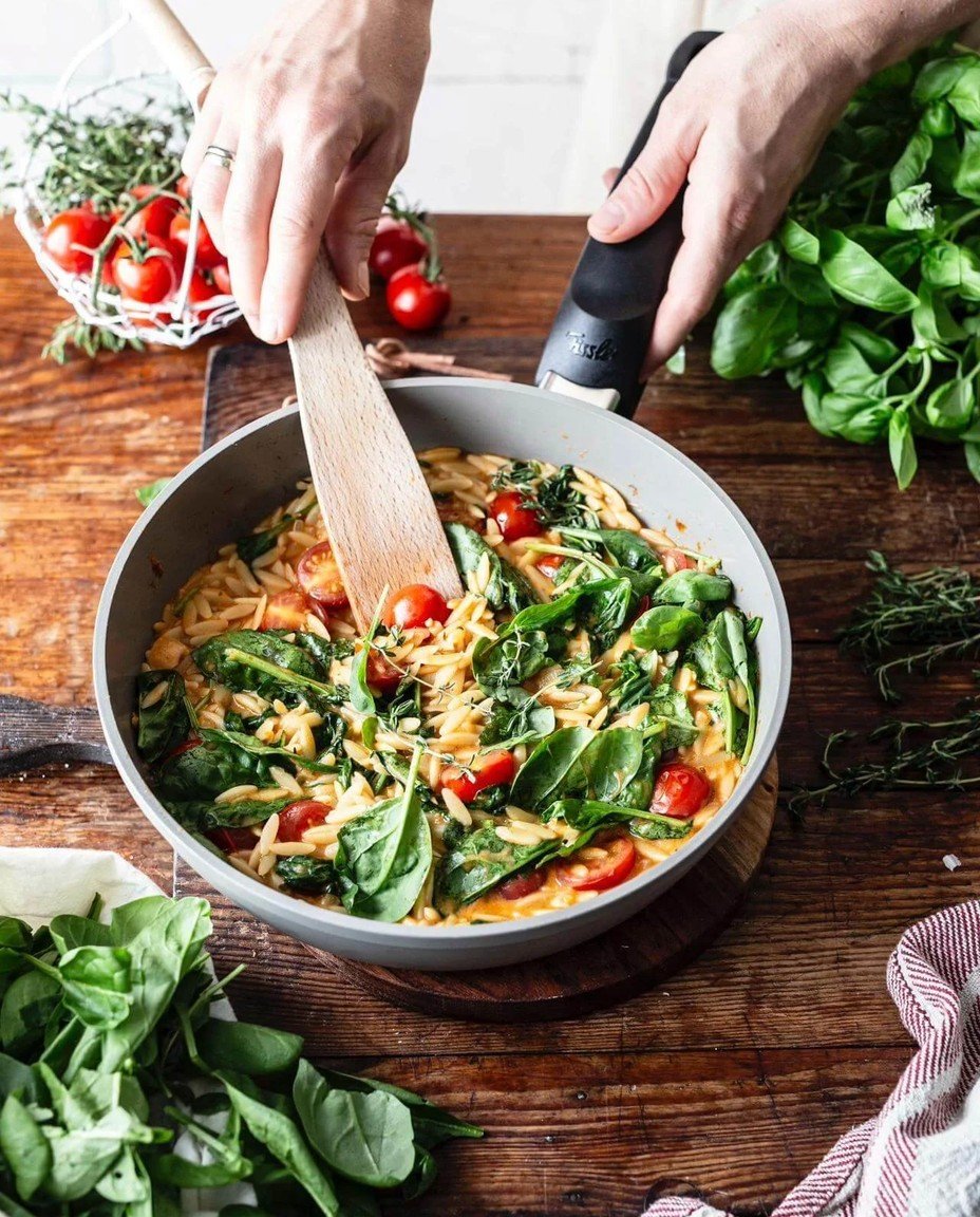 Cremiges Orzotto mit Babyspinat - One Pot Pasta Rezept  - Klara & Ida image 2