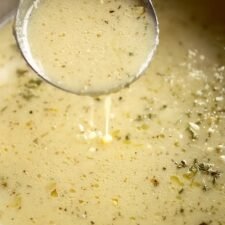 Hausgemachte Knoblauchsuppe im französischen Landhausstil - Ein Rezept für Genuss!