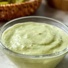 Klassische Taqueria-Creme-Jalapeño-Salsa - Ein Rezept für die perfekte mexikanische Salsa!