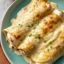 Selbstgemachte Enchiladas mit weißem Rotisserie-Hühnchen – Ein einfaches Rezept für ein köstliches Abendessen!